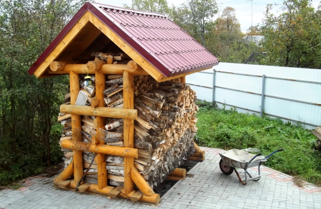 Как сделать на даче дровницу своими руками